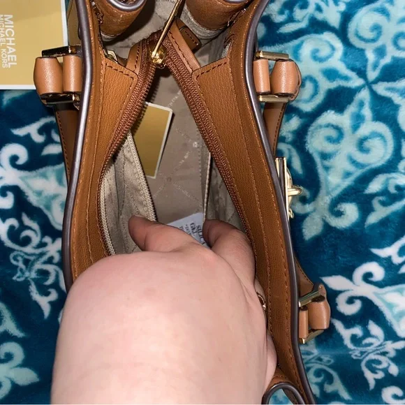 Michael Kors Hamilton Handbag. - Picture 2 of 8